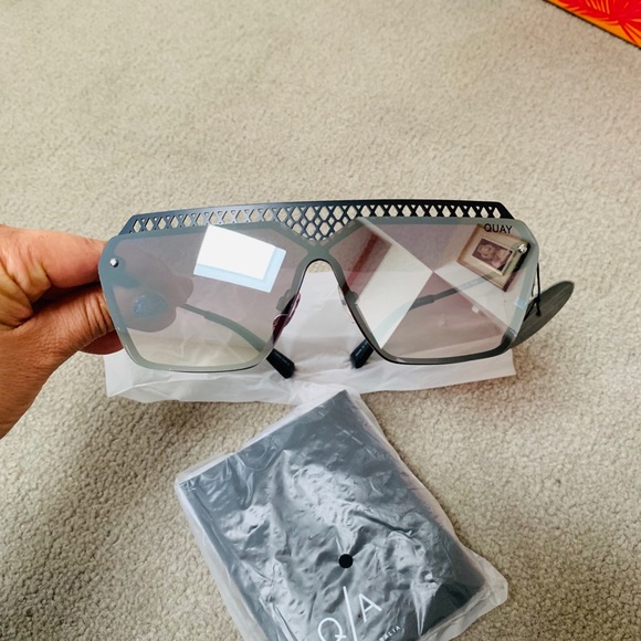 Flash sale Quay sunglasses 🕶 - Picture 2 of 5